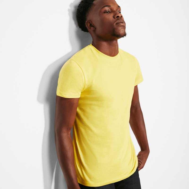 Homme portant un tee-shirt jaune